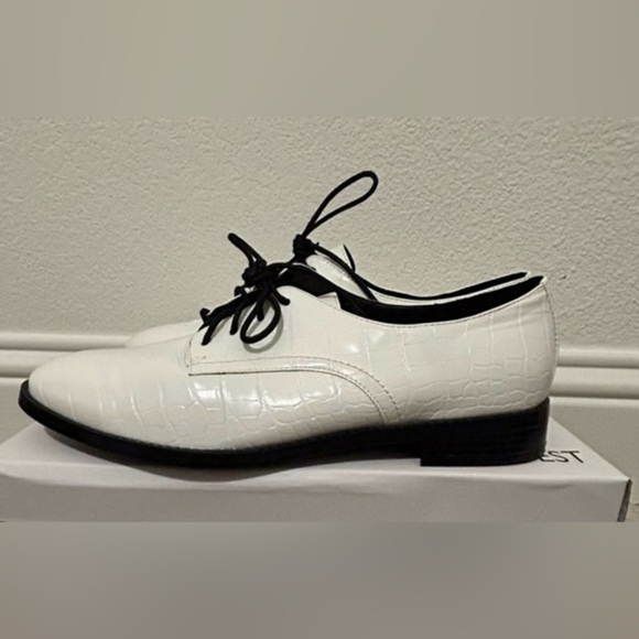 White crock texture Nine West shoes. Size 10 - Picture 2 of 7